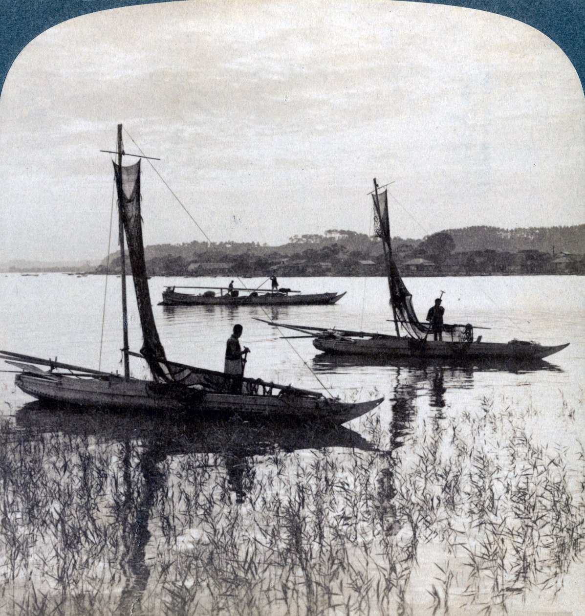Napnyugtakor hazaérkező halászhajók, Yokohama közelében, Japánban, 1904. alkotó: Underwood and Underwood