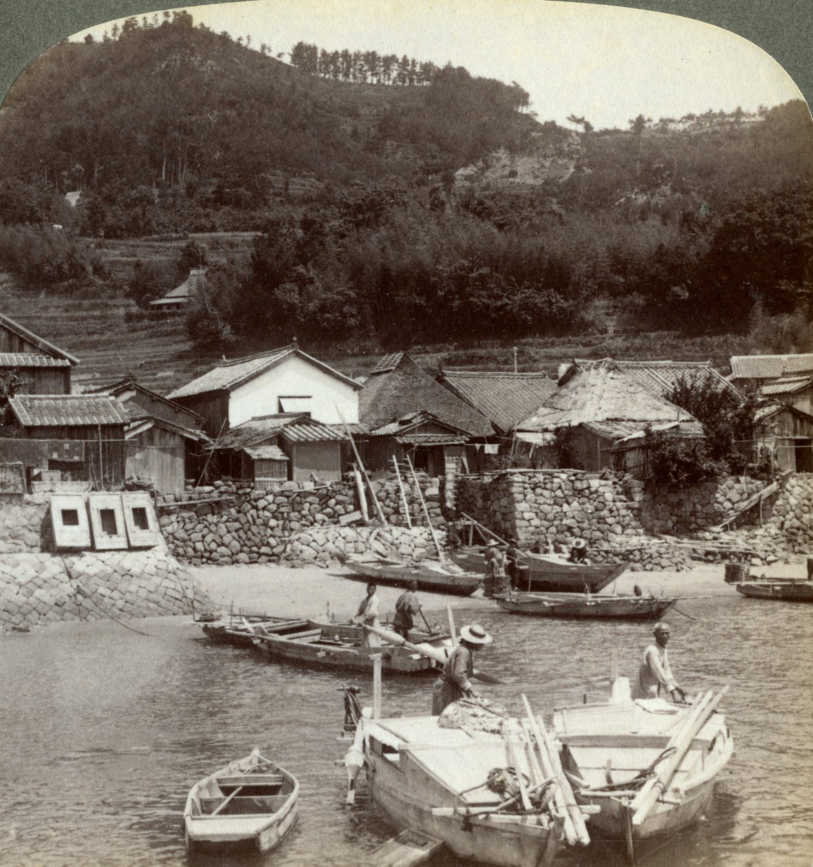 Obatake halászfalu a beltengeren, északra néz a teraszos rizsföldekre, Japán, 1904 alkotó: Underwood and Underwood