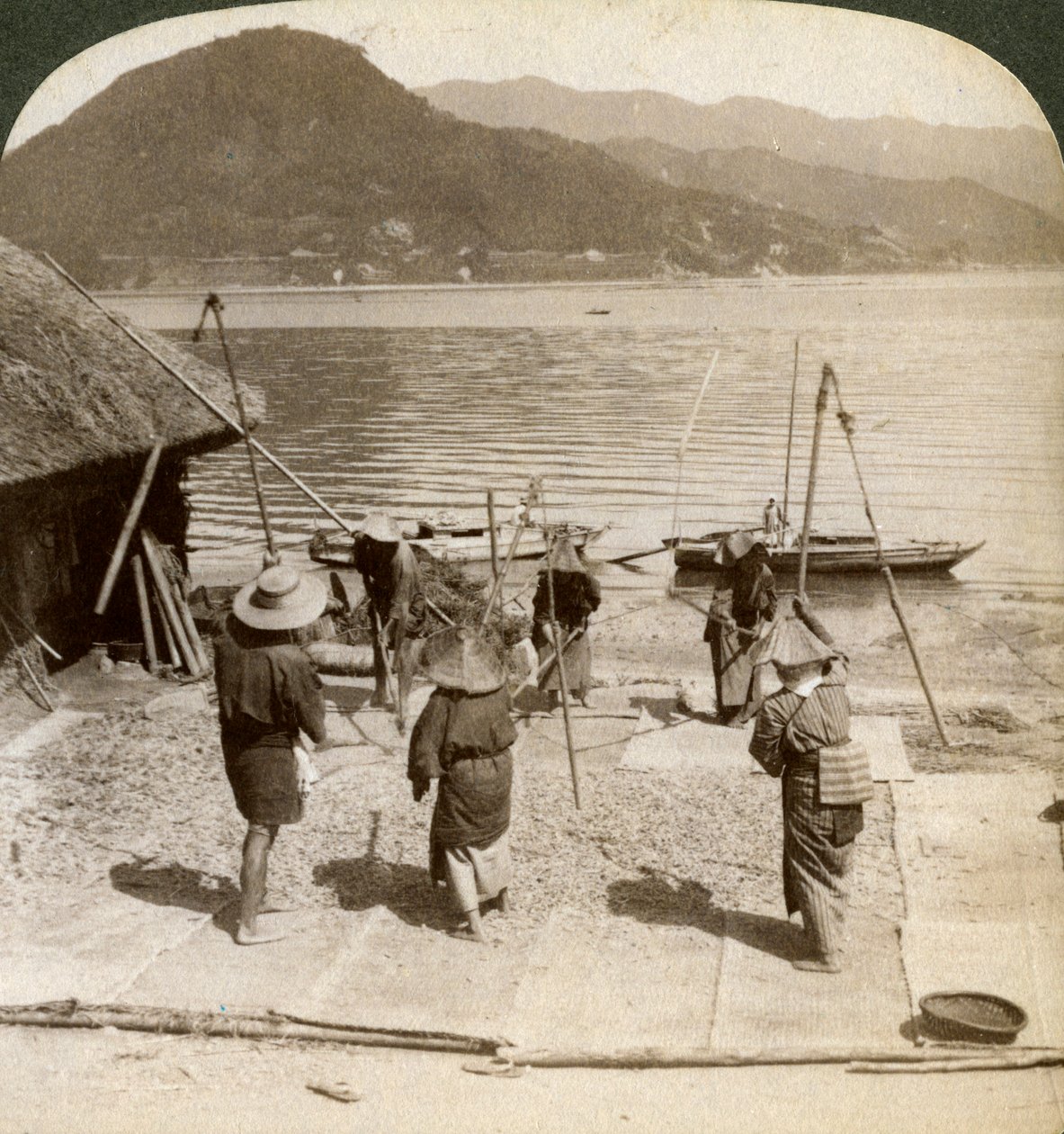 Lobogó árpa egy horgászstrand mellett a beltengeren, Japán, 1904. alkotó: Underwood and Underwood