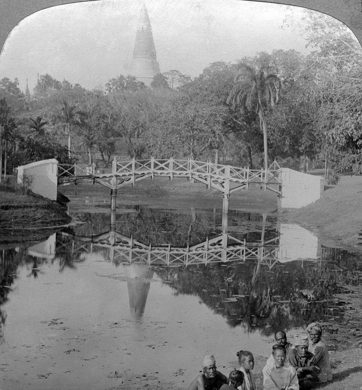 Erőd kertjei és a Shwedagon pagoda, Rangoon, Burma, 1900-as évek. alkotó: Underwood and Underwood