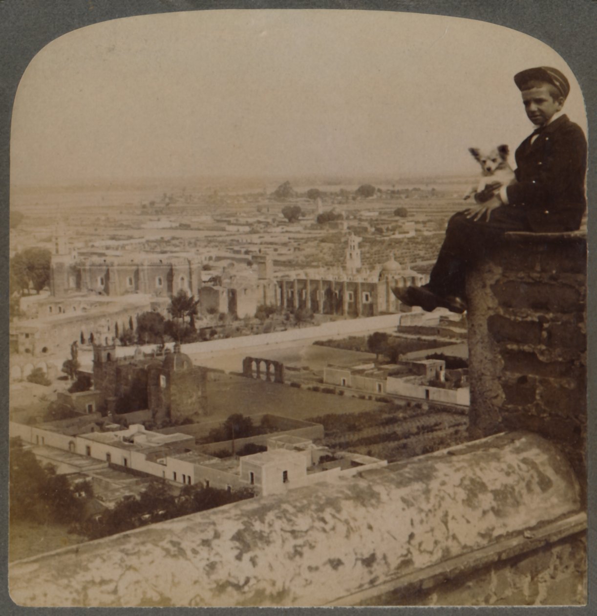 A San Francisco-i katedrálistól, a legnagyobb azték piramison, a mexikói Cholula felé néz, 1901. alkotó: Underwood and Underwood