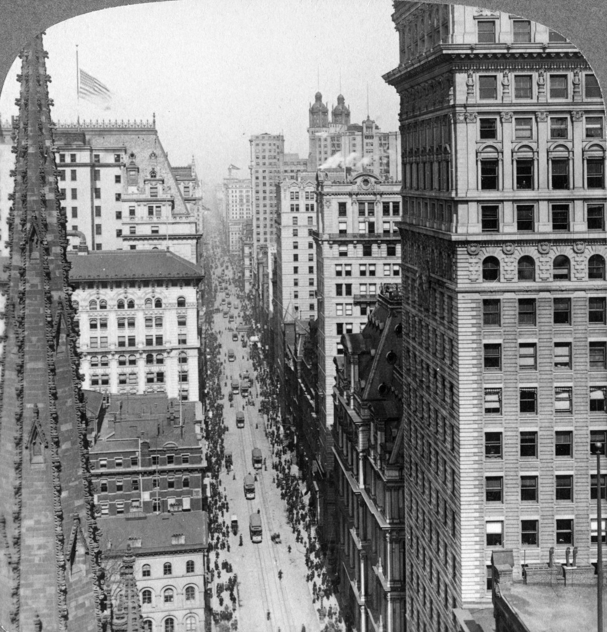 Az Empire épületétől a Trinity Church mellett egészen a Broadway-ig, 1902 alkotó: Underwood and Underwood