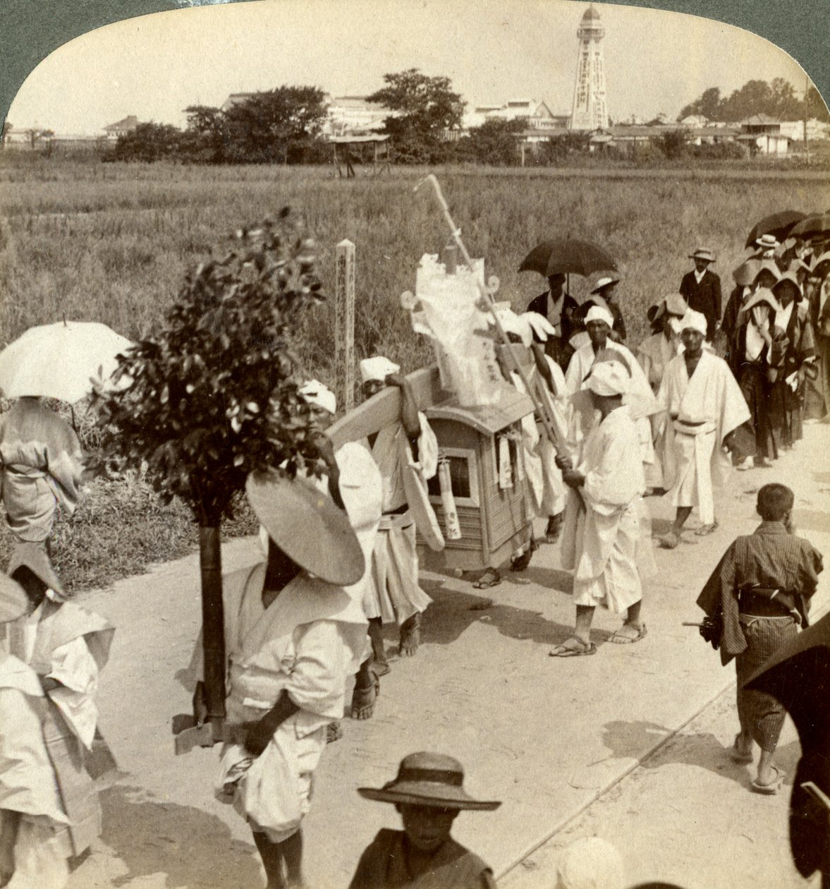 Egy gazdag buddhista temetési menete a Sakai felé vezető úton, Oszaka felé nézve, Japán, 1904. alkotó: Underwood and Underwood