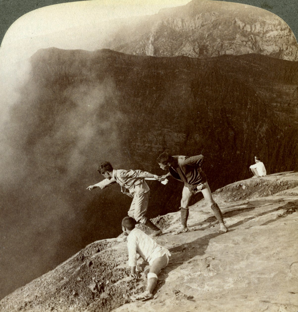 Kéngőzök átjutása a kráterek mélyére, Aso-San, Japán, 1904 alkotó: Underwood and Underwood