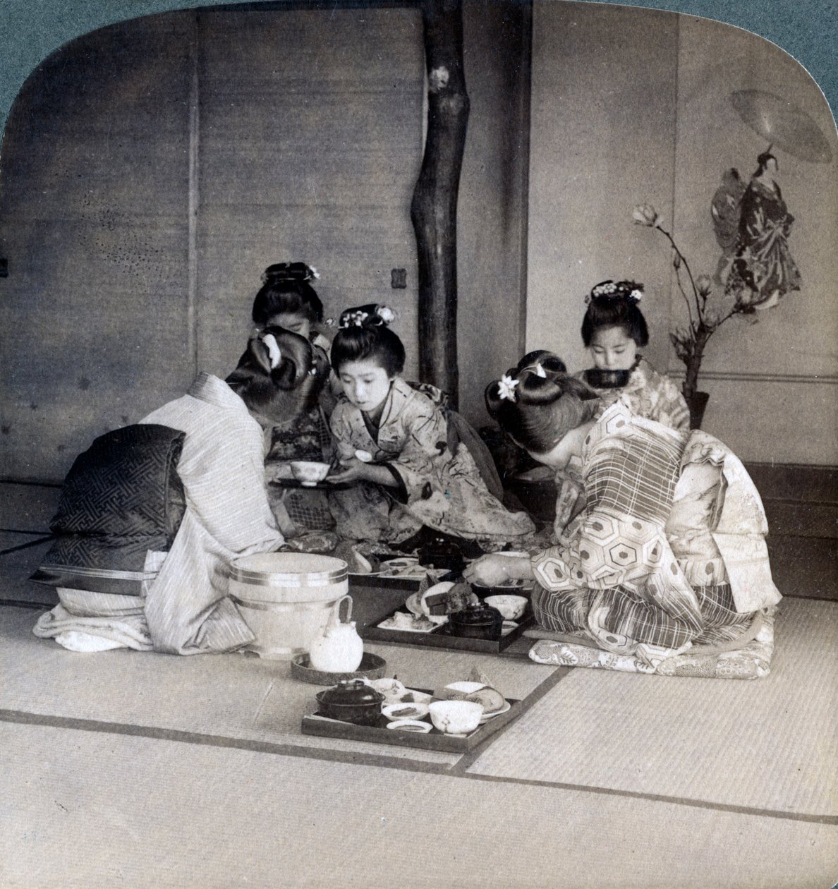 Gésák vacsoránál, Tokió, Japán, 1904 alkotó: Underwood and Underwood
