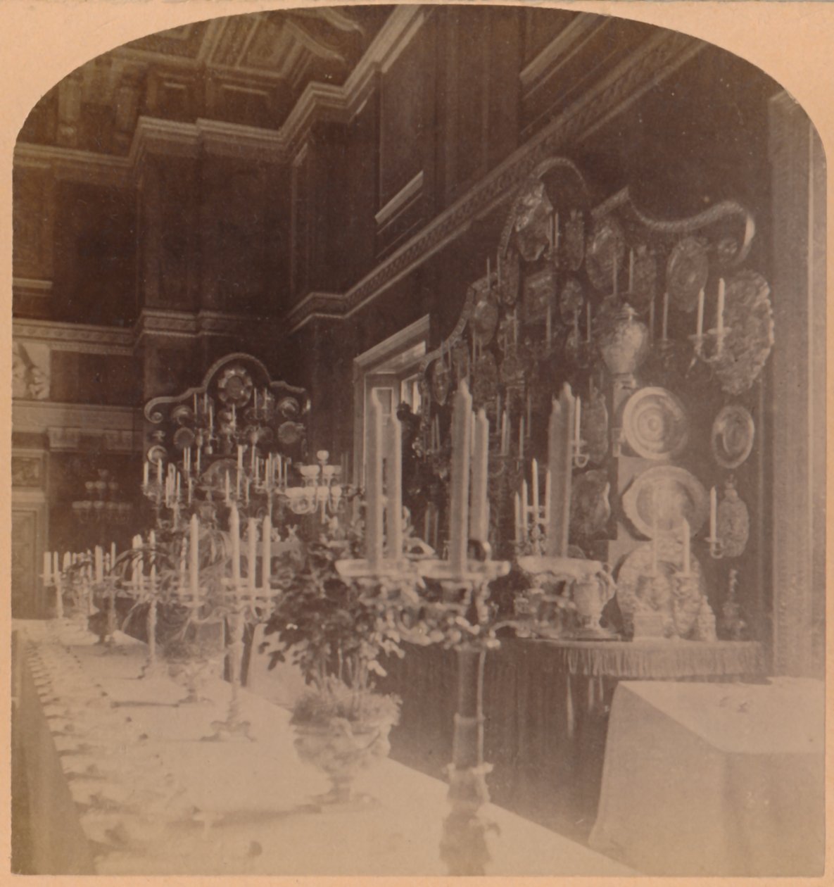 A királyi család által használt aranytábla, Vacsoraterem, Windsor Castle, Anglia, 1900. alkotó: Underwood and Underwood