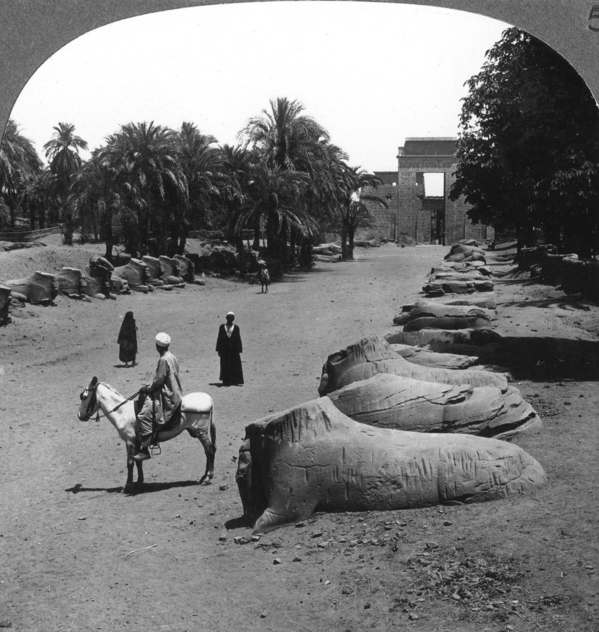 Nagy sugárút a karnaki templomhoz közeledve, Théba, Egyiptom, 1905. alkotó: Underwood and Underwood
