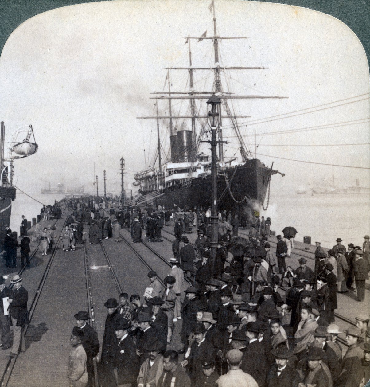Üdvözlet az újoncoknak a Pacific Mail SS China melletti mólón, Yokohamában, Japánban, 1904. alkotó: Underwood and Underwood