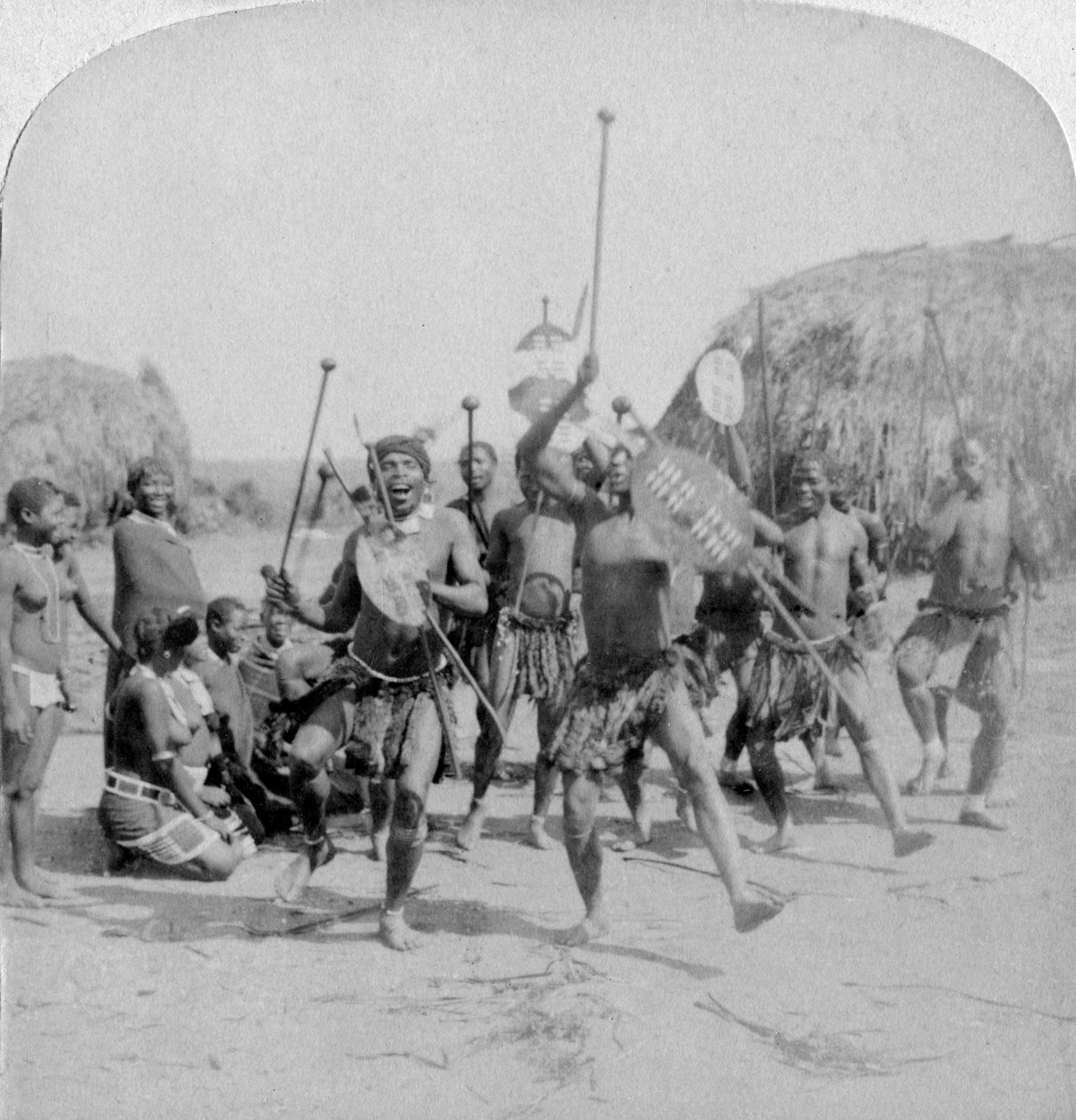 A Kraal hősies sportja, egy zulu harci tánc, Zululand, Dél-Afrika, 1901 alkotó: Underwood and Underwood