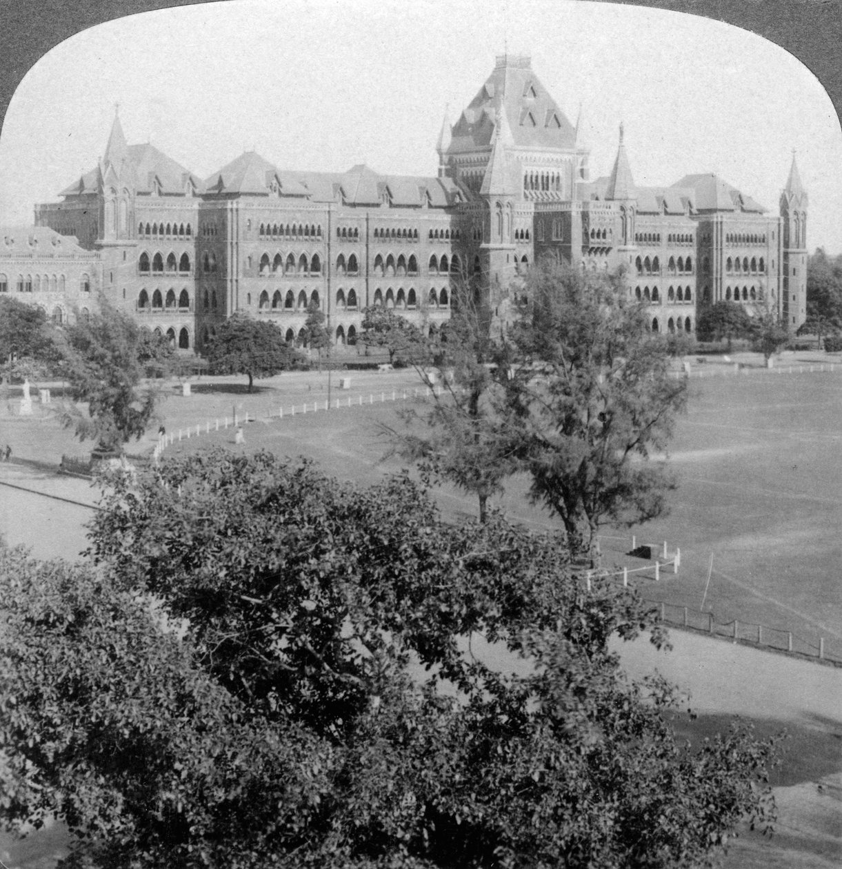 High Court és Rotten Row északi vége, Bombay, India, 1903. alkotó: Underwood and Underwood