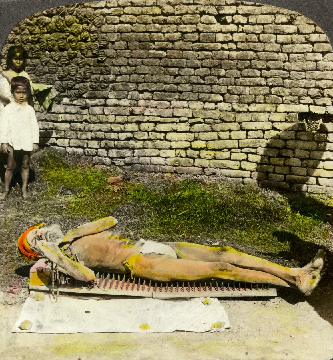 Hindu bhakta egy körömágyon Kali szentély közelében, Kalkutta, India, XX. század elején alkotó: Underwood and Underwood