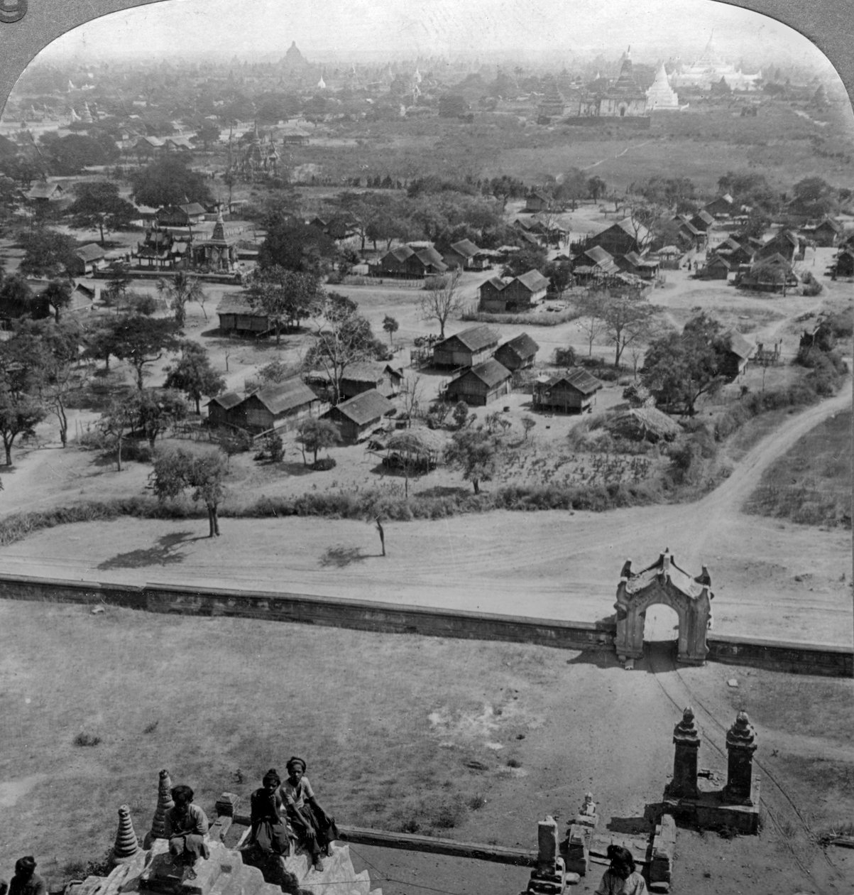 Az emberek otthonai, a régi Guadapalin pagoda tetejéről, Pogány, Burma, 1900-as évek alkotó: Underwood and Underwood