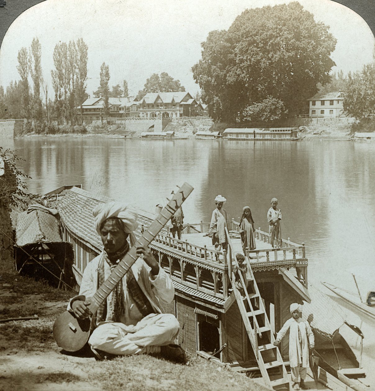 Lakóhajó parti, Jhelum folyó, Kasmír, India, 1900-as évek. alkotó: Underwood and Underwood