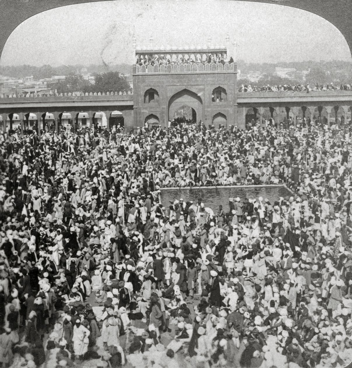 A Jumma mecset udvarában, Delhiben, Indiában, 1903. alkotó: Underwood and Underwood