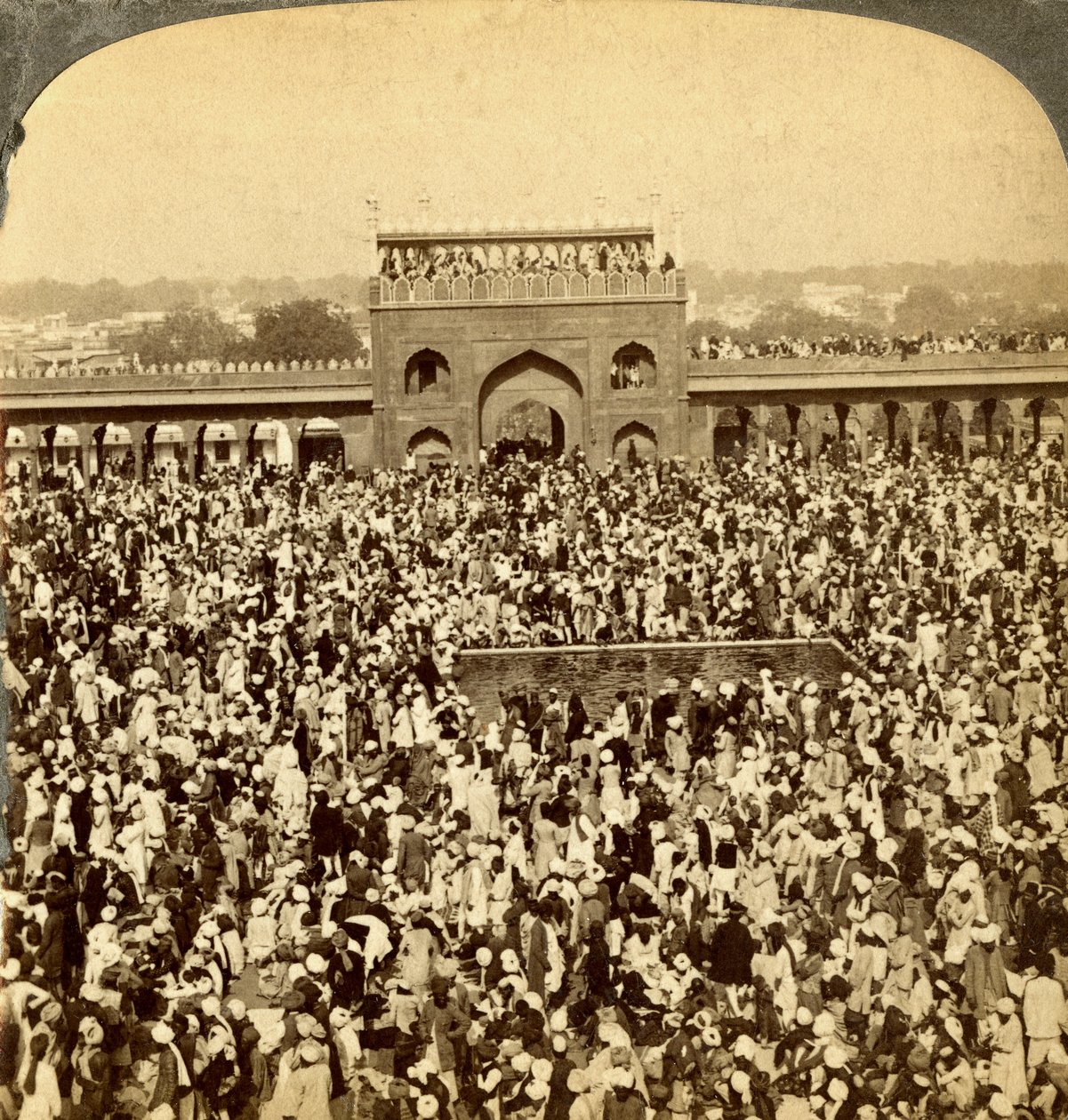 A Jumma mecset udvarában az éves böjt idején Delhiben, Indiában. alkotó: Underwood and Underwood