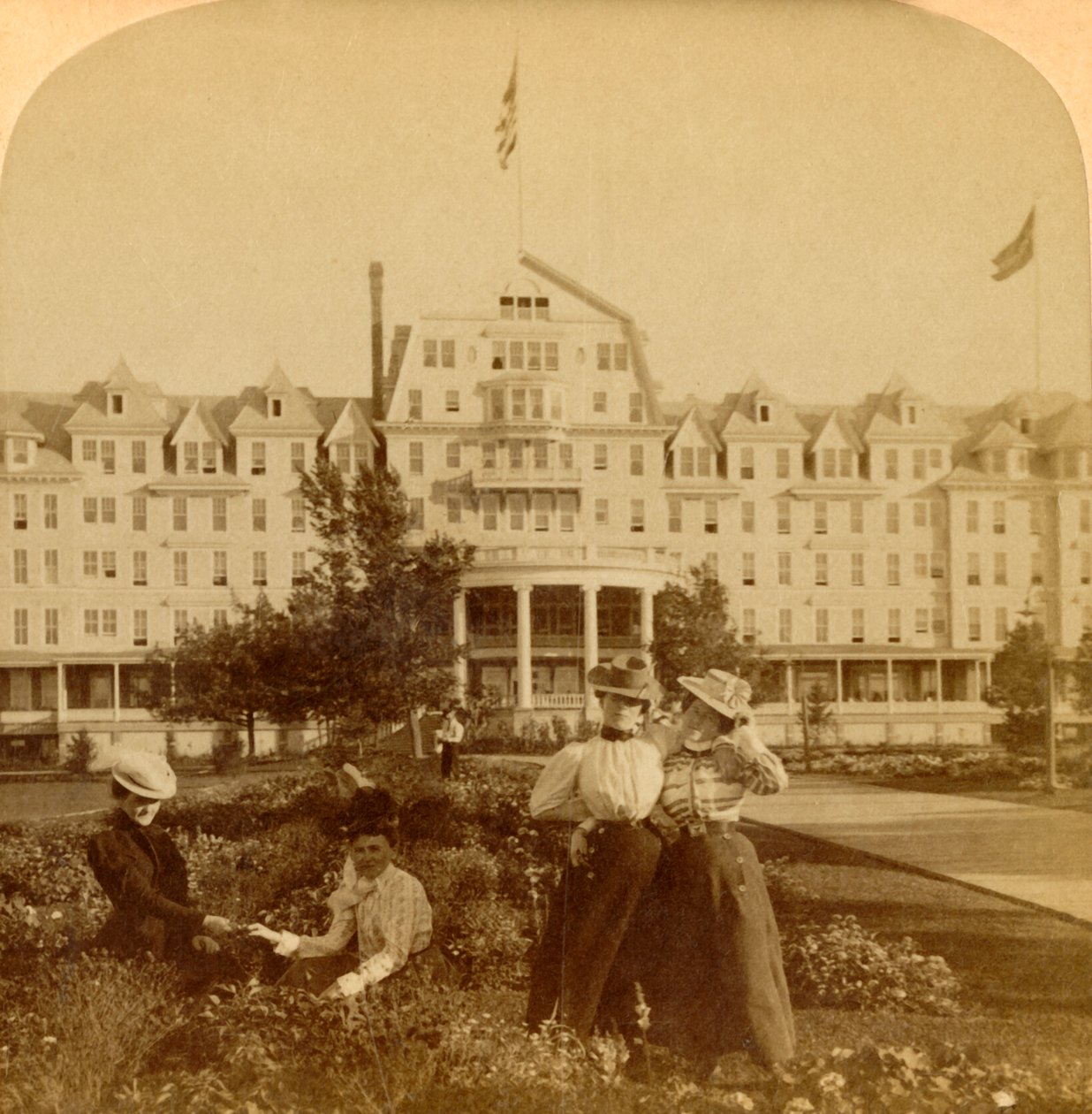 A Frontenac Hotel gyönyörű területén, Round Island, Thousand Islands, 1900. alkotó: Underwood and Underwood