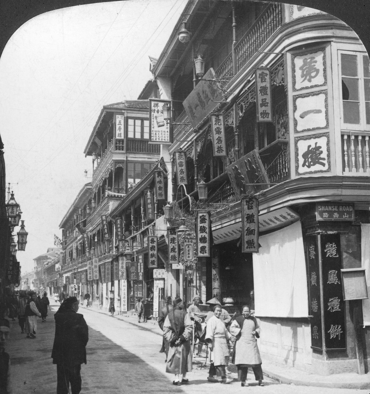 A teaházak utcájában, Shanghai, Kína, 1901. alkotó: Underwood and Underwood