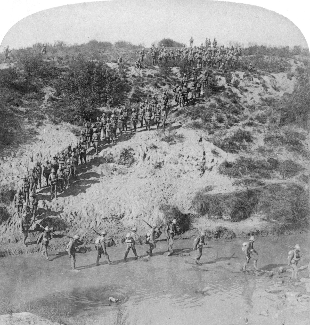 Gyalogság átgázolt a Vet folyón Lord Roberts előrenyomulása során a dél-afrikai Pretoria felé, 1901-ben. alkotó: Underwood and Underwood
