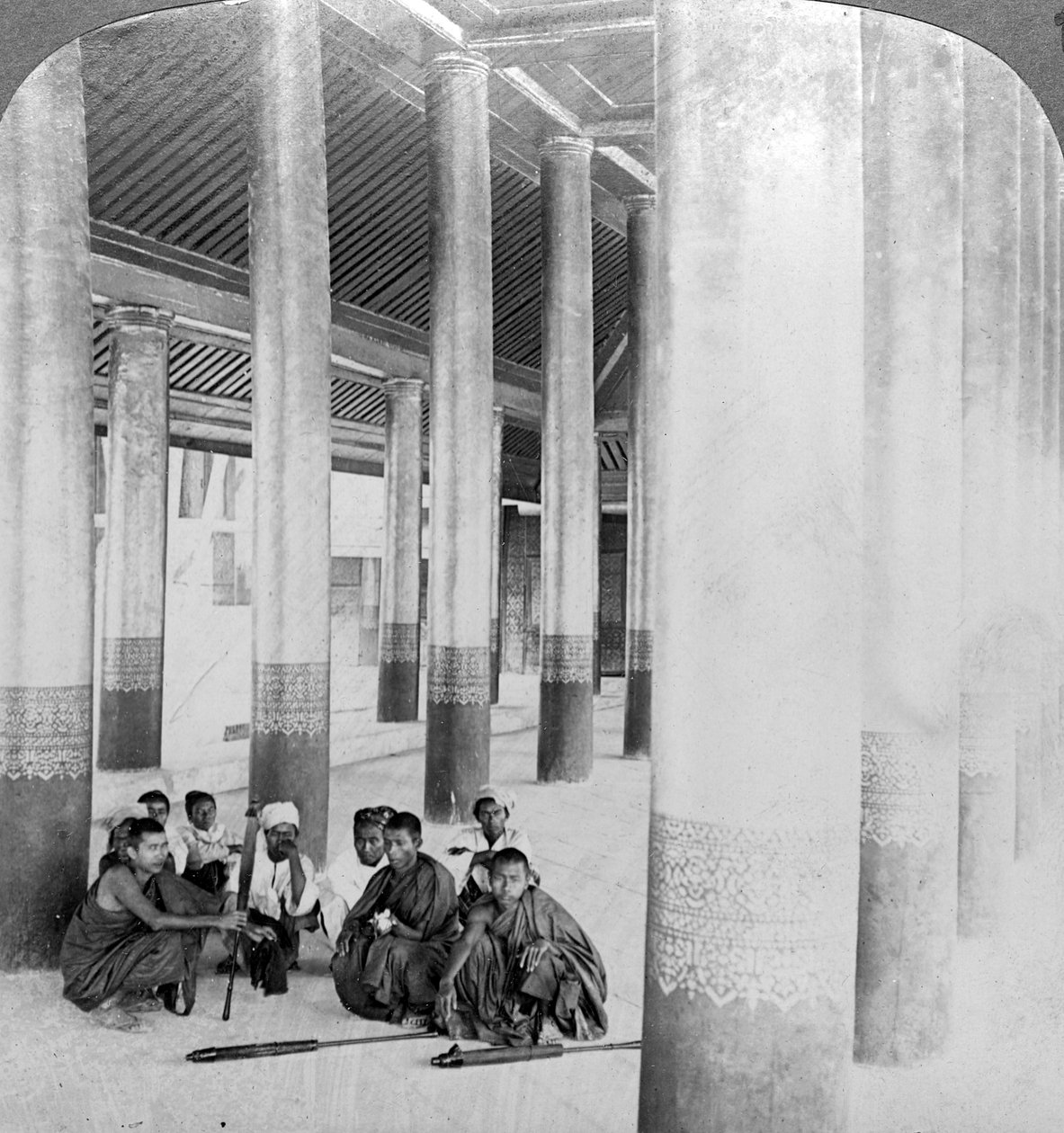 A közönségteremben, Mandalay palota, Burma, 1900-as évek. alkotó: Underwood and Underwood