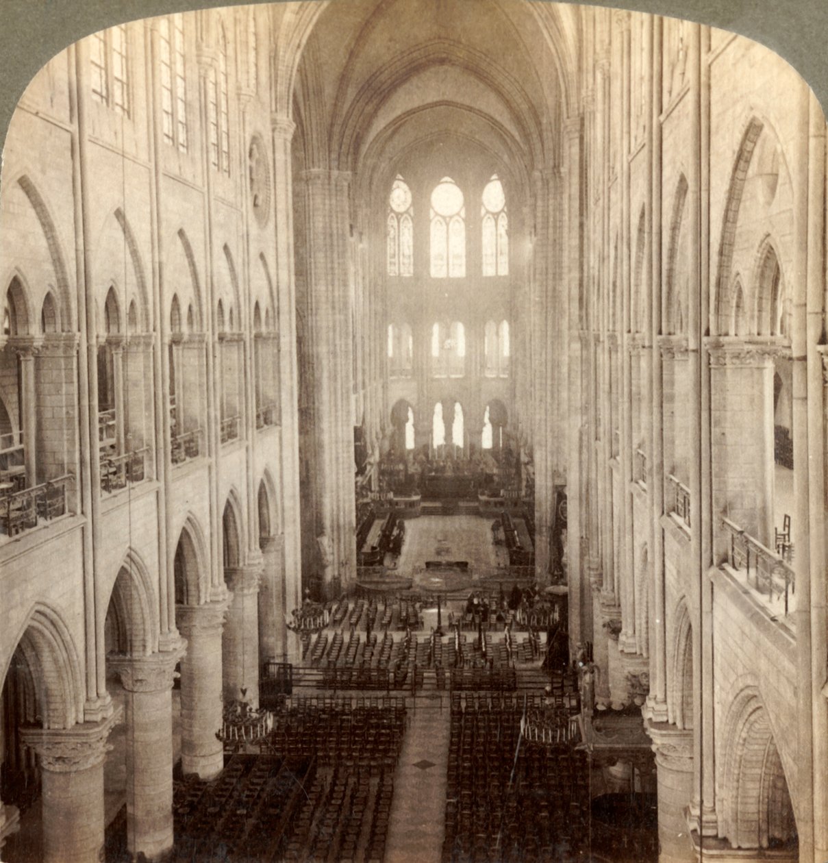 A nagy Notre Dame-székesegyház belseje, Párizs, Franciaország, 1900. alkotó: Underwood and Underwood