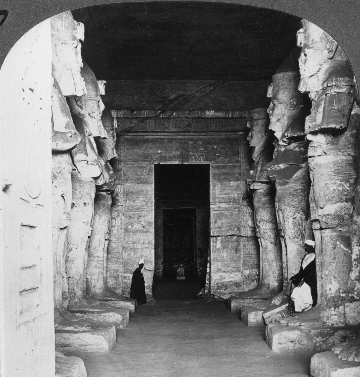 Abu Simbel sziklába vájt templomának belseje, Egyiptom, 1905. alkotó: Underwood and Underwood