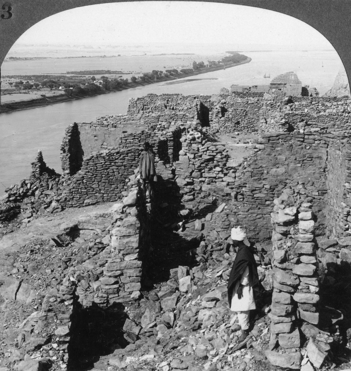 Kasr Qasr Ibrim és kilátás a Nílusra Núbiában, Egyiptomban, 1905. alkotó: Underwood and Underwood
