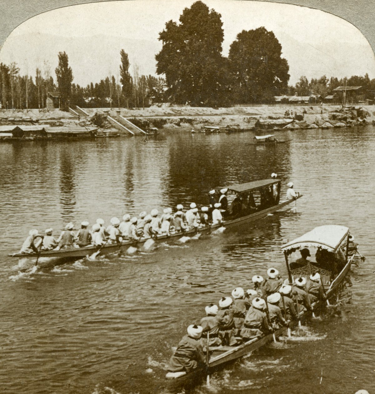 Lady Curzxon a Maharaja állami bárkán utazik, Kasmír, India, 1900-as évek. alkotó: Underwood and Underwood