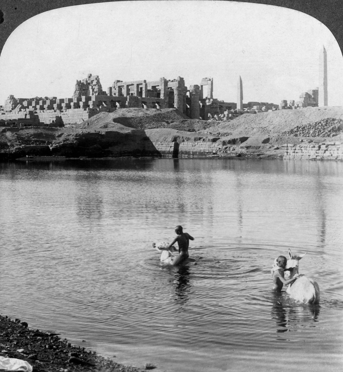Átnézve a Szent tavon a karnaki nagy templomra, Thébában, Egyiptomban, 1905. alkotó: Underwood and Underwood