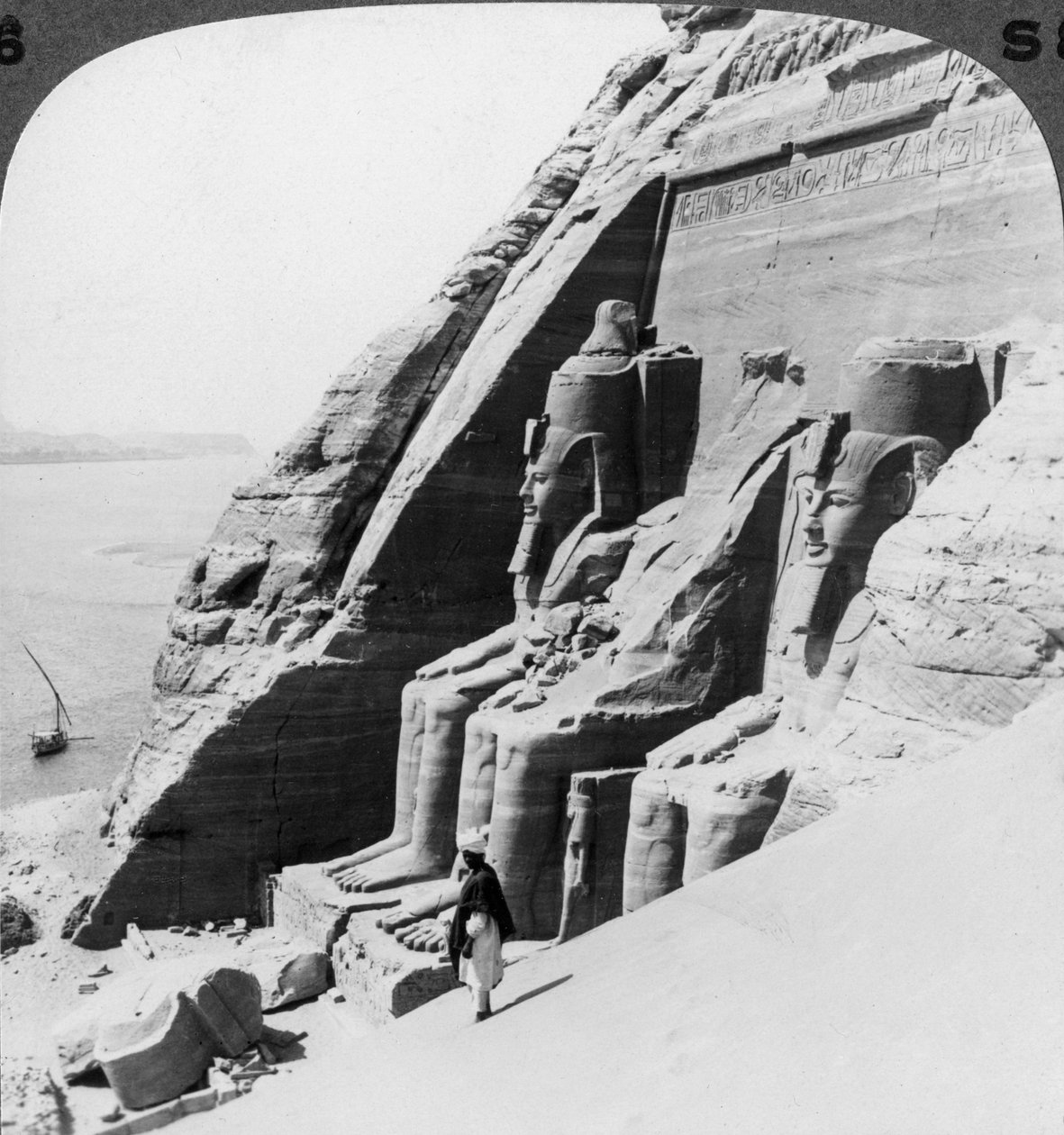 Lenézett a folyóra az Abu Simbel templom előtt, Egyiptomban, 1905. alkotó: Underwood and Underwood
