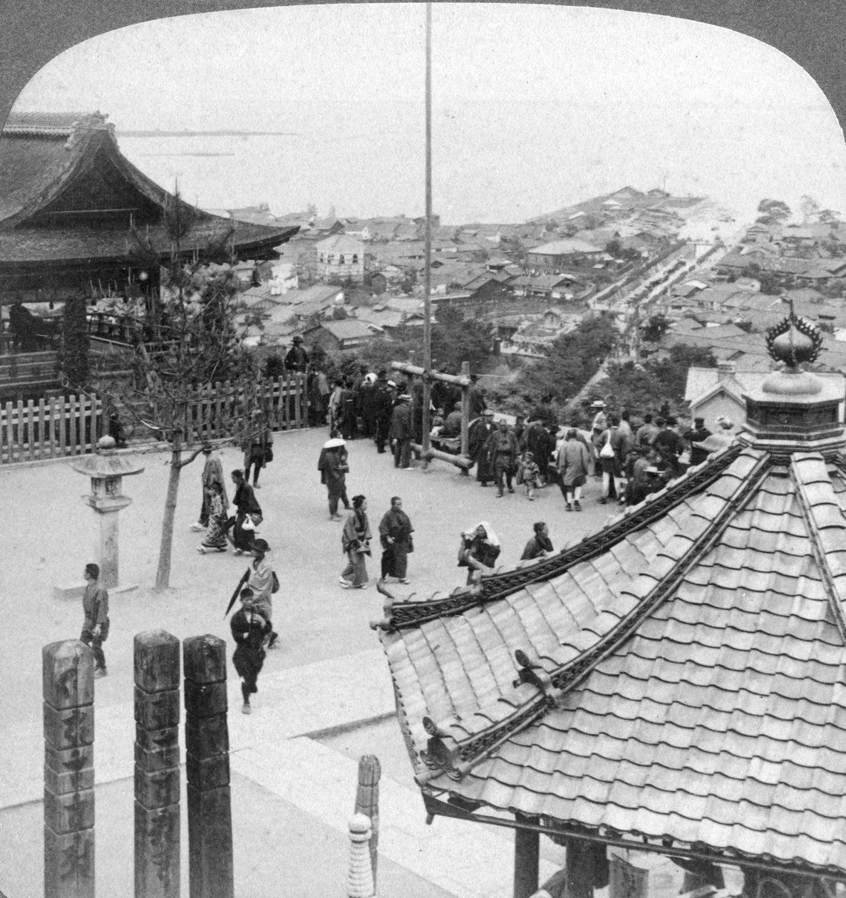 Keletre nézve a Mildera templomtól az Otsu és a Biwa-tó felett, Japán, 1904. alkotó: Underwood and Underwood