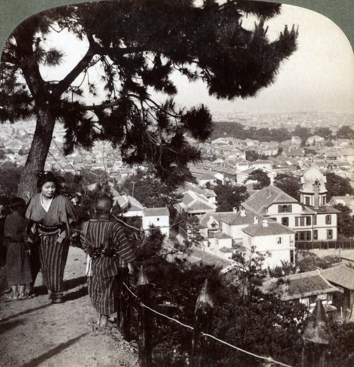 Délkeletre nézve Suwa-yama fenyőkoronás magaslatáról Kobe, Japán felett, 1904 alkotó: Underwood and Underwood