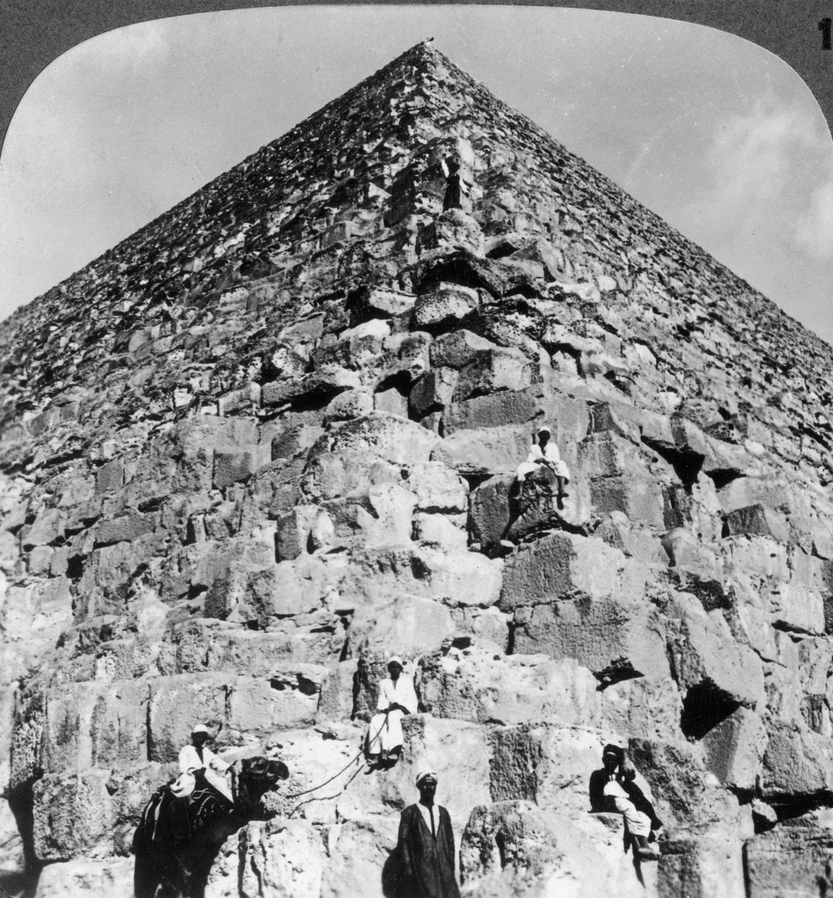 Felnézve a Nagy Piramis északkeleti sarkára, Egyiptom, 1905. alkotó: Underwood and Underwood