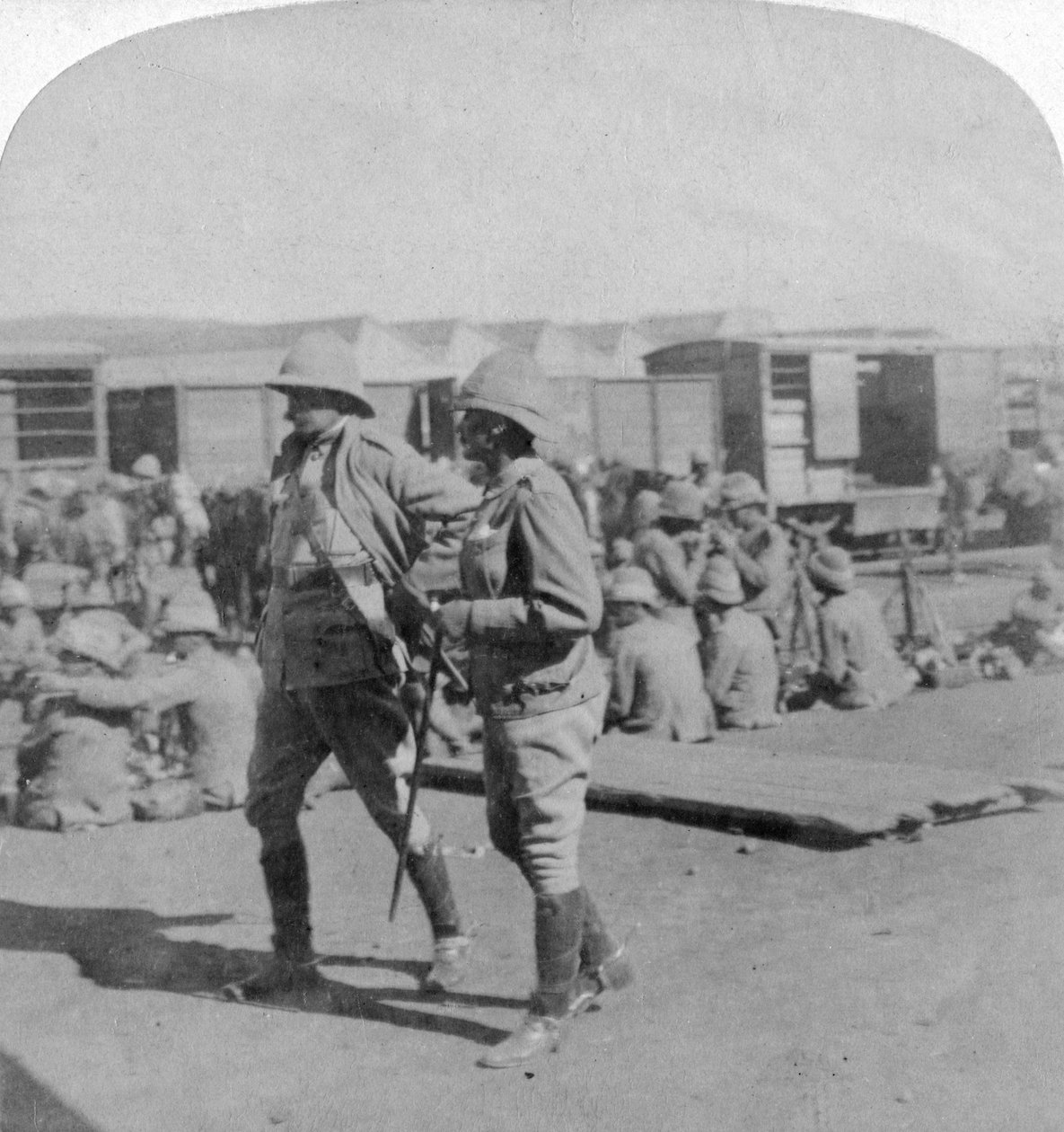 Lord Kitchener és Pole-Carew tábornok a dél-afrikai Pretoria vasútállomáson, 1901. június 5-én. alkotó: Underwood and Underwood