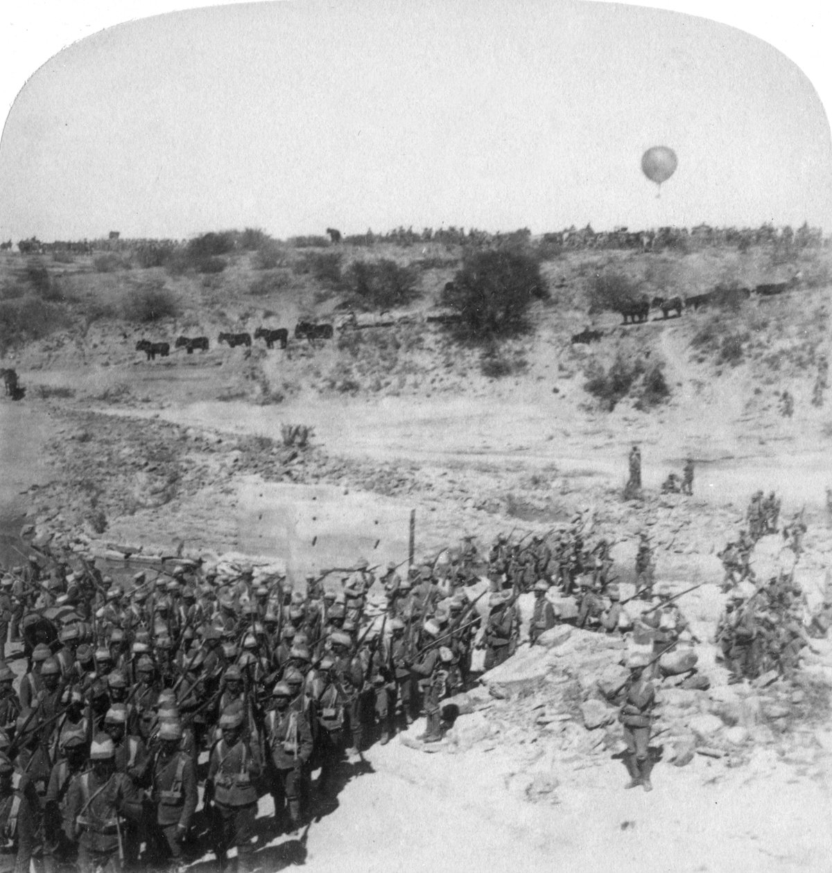 Lord Roberts gyalogsága átkel a Zand folyón, Dél-Afrika, 1900 alkotó: Underwood and Underwood