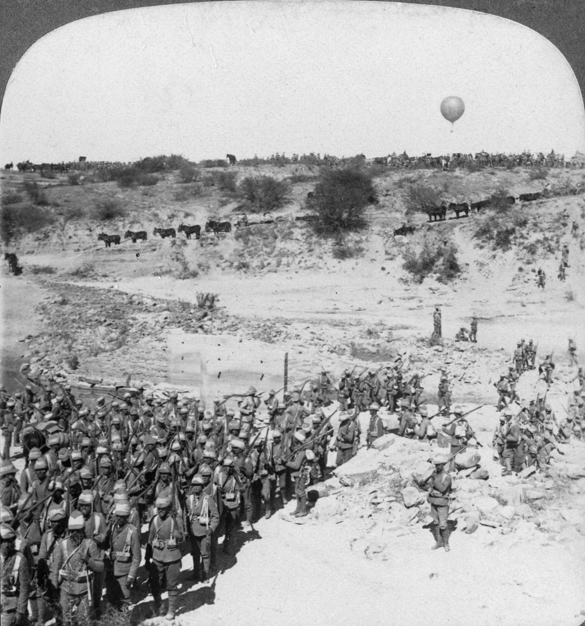 Lord Roberts gyalogsága átkel a Zand folyón, Dél-Afrika, 1900-as évek. alkotó: Underwood and Underwood