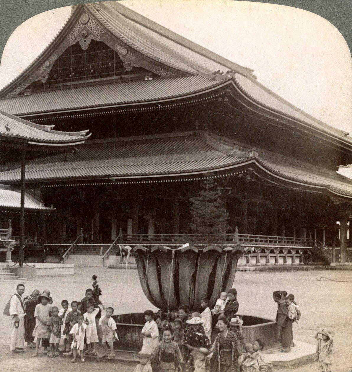 Higashi Hongan-ji, Japán legnagyobb buddhista templomának fő homlokzata, Kiotó, 1904. alkotó: Underwood and Underwood