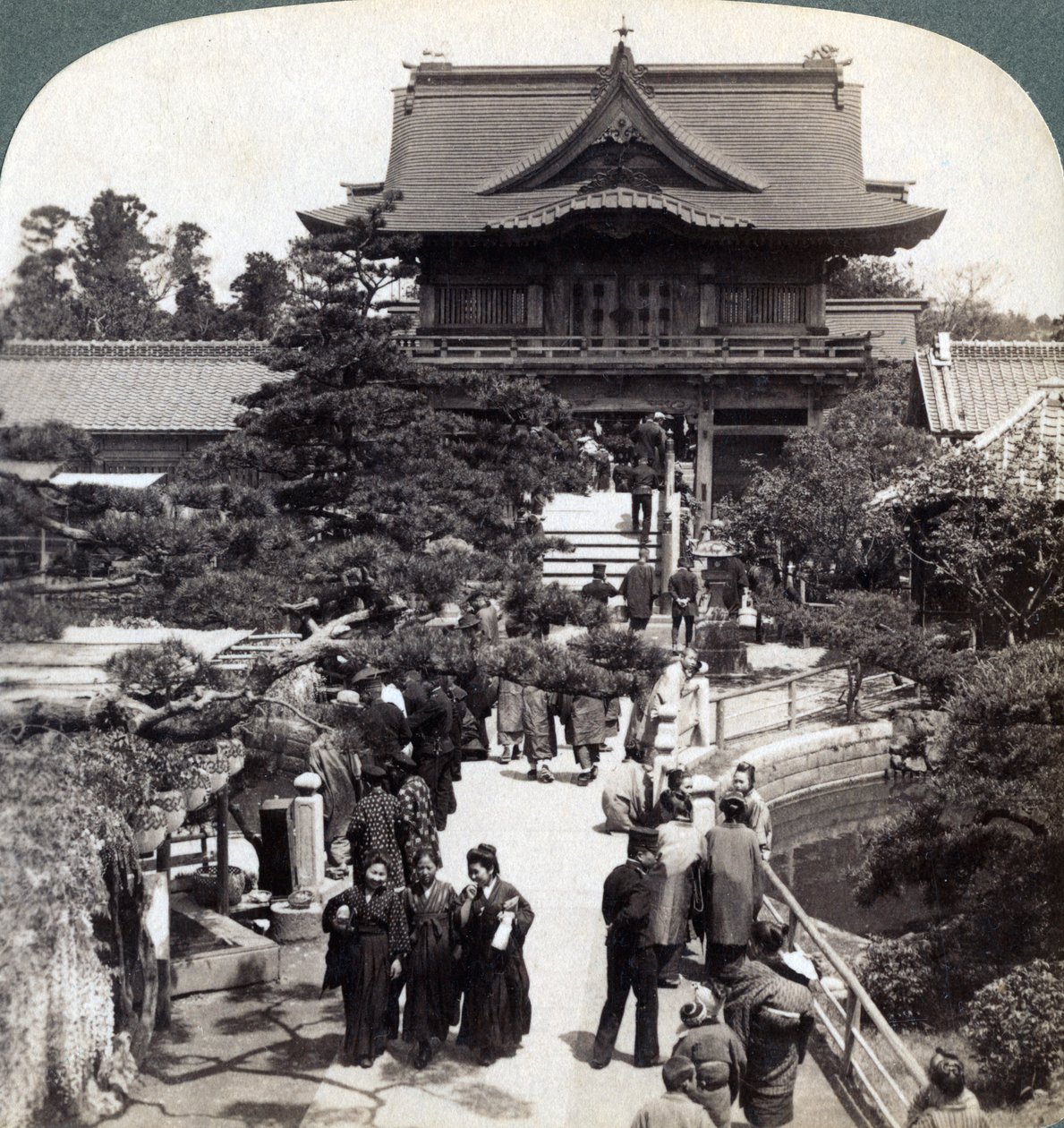 A Kameido templom fő kapuja, Tokió, Japán, 1904 alkotó: Underwood and Underwood