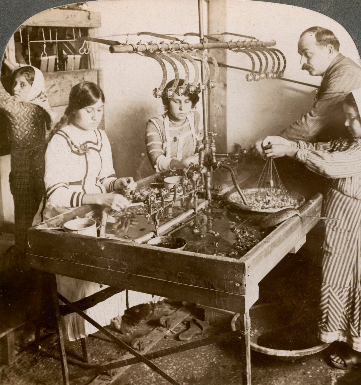 Selyemgyártás, Szíria, 1900-as évek. alkotó: Underwood and Underwood