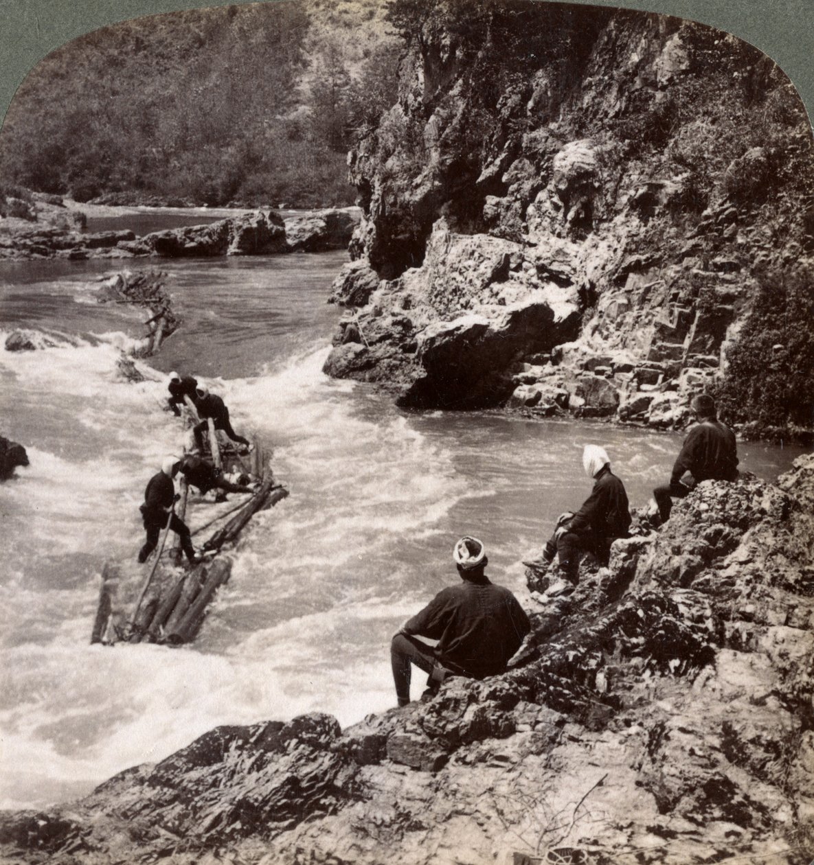 Férfiak rönktutajon lövöldöznek a Hozu-zuhatagra a Katsura folyón, Kiotó, Japán, 1904 alkotó: Underwood and Underwood