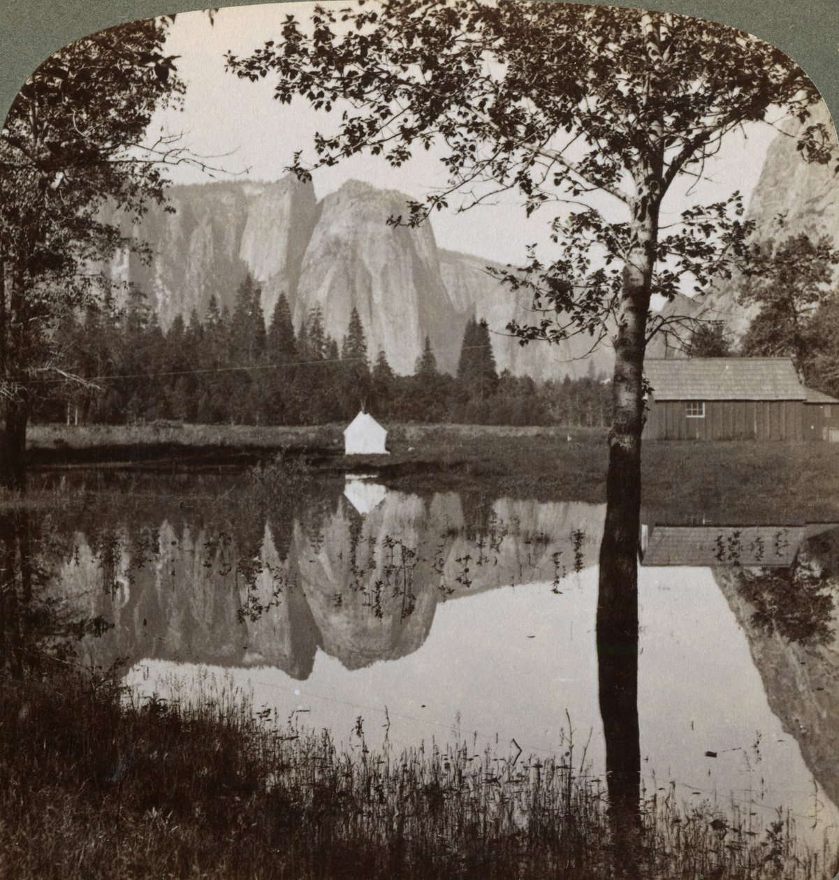 Tükörkép a Cathedral Rocksról, Yosemite Valley, California, USA, 1902. alkotó: Underwood and Underwood