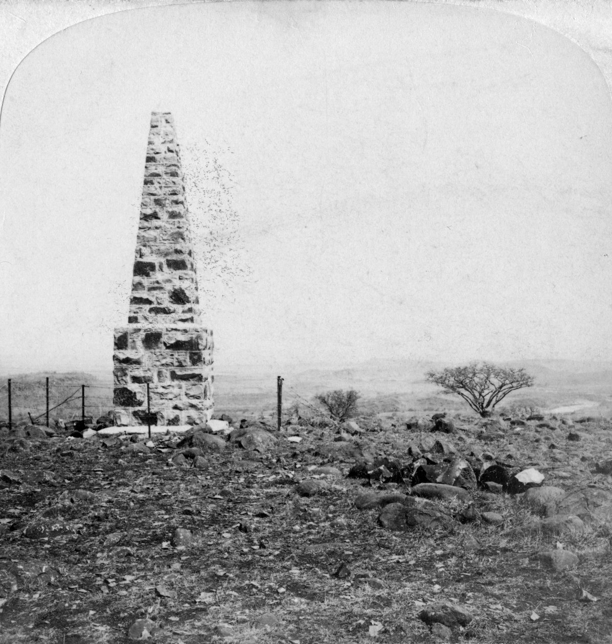 A 27. Inniskillings emlékműve, Harts Hill, Colenso közelében, Natal, Dél-Afrika, búr háború, 1901 alkotó: Underwood and Underwood