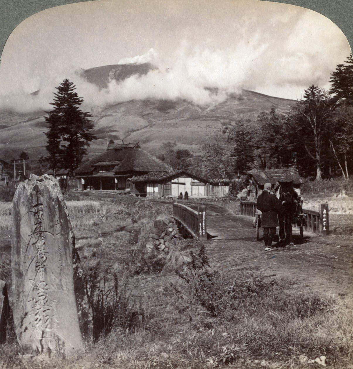 Mount Asama Asamayama, Japán legnagyobb aktív vulkánja, Katsukakétól északnyugatra, 1904. alkotó: Underwood and Underwood