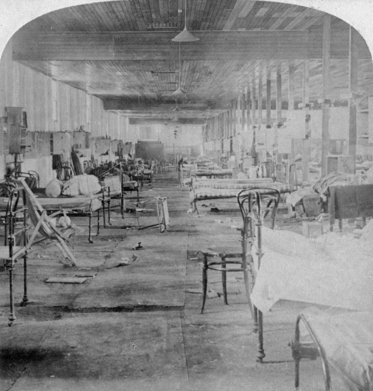 Mud Hall, a brit tisztek által elfoglalt utolsó börtön Pretoriában, Dél-Afrikában, 1901. alkotó: Underwood and Underwood