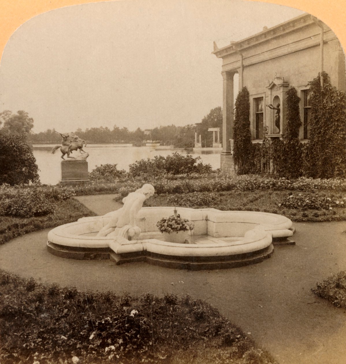 Nárcisz-kút a Császárnő-szigeten, Colonists Park, Peterhof palota, Oroszország, 1898. alkotó: Underwood and Underwood