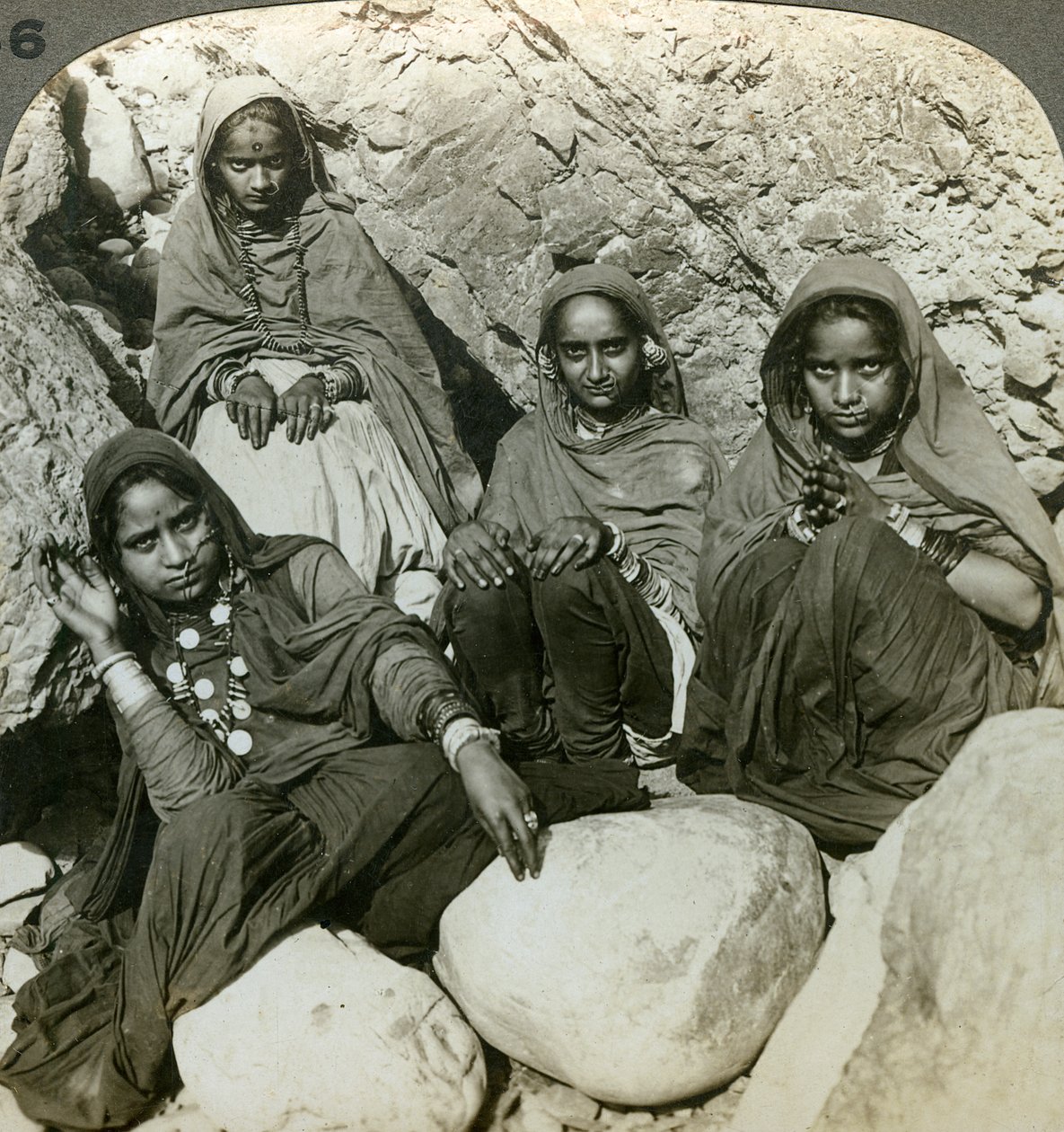 Natív Bhujji lányok, Sutlej folyó, Himalája, India, 1900-as évek. alkotó: Underwood and Underwood