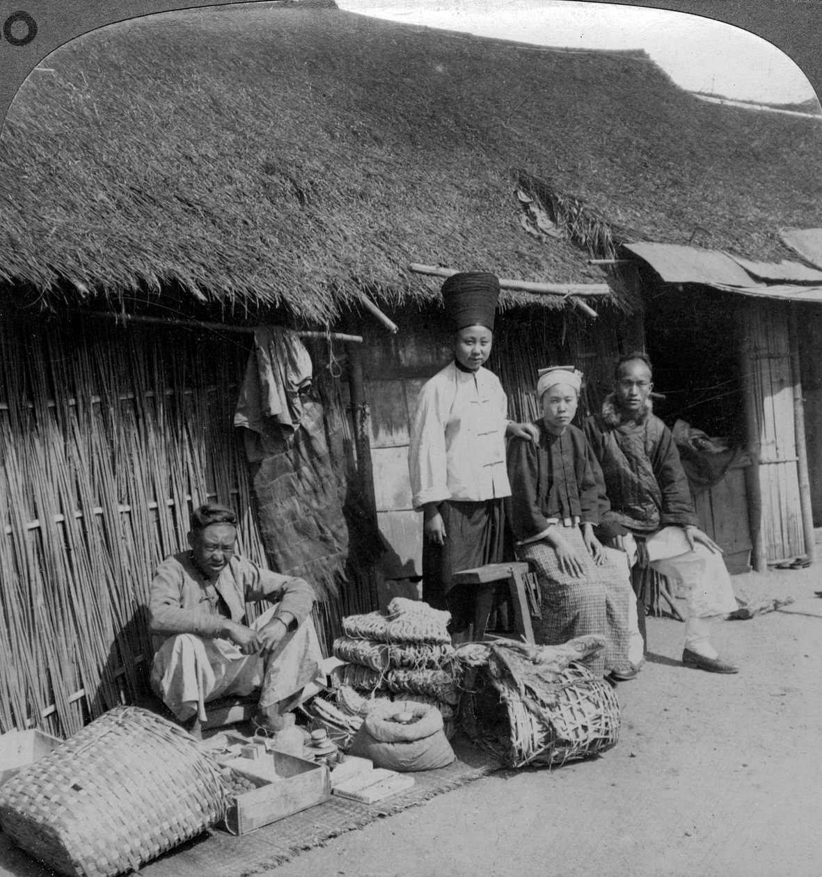 Natív bolt és vásárlók, Mogok közelében, Burma északi részén, 1900-as évek. alkotó: Underwood and Underwood