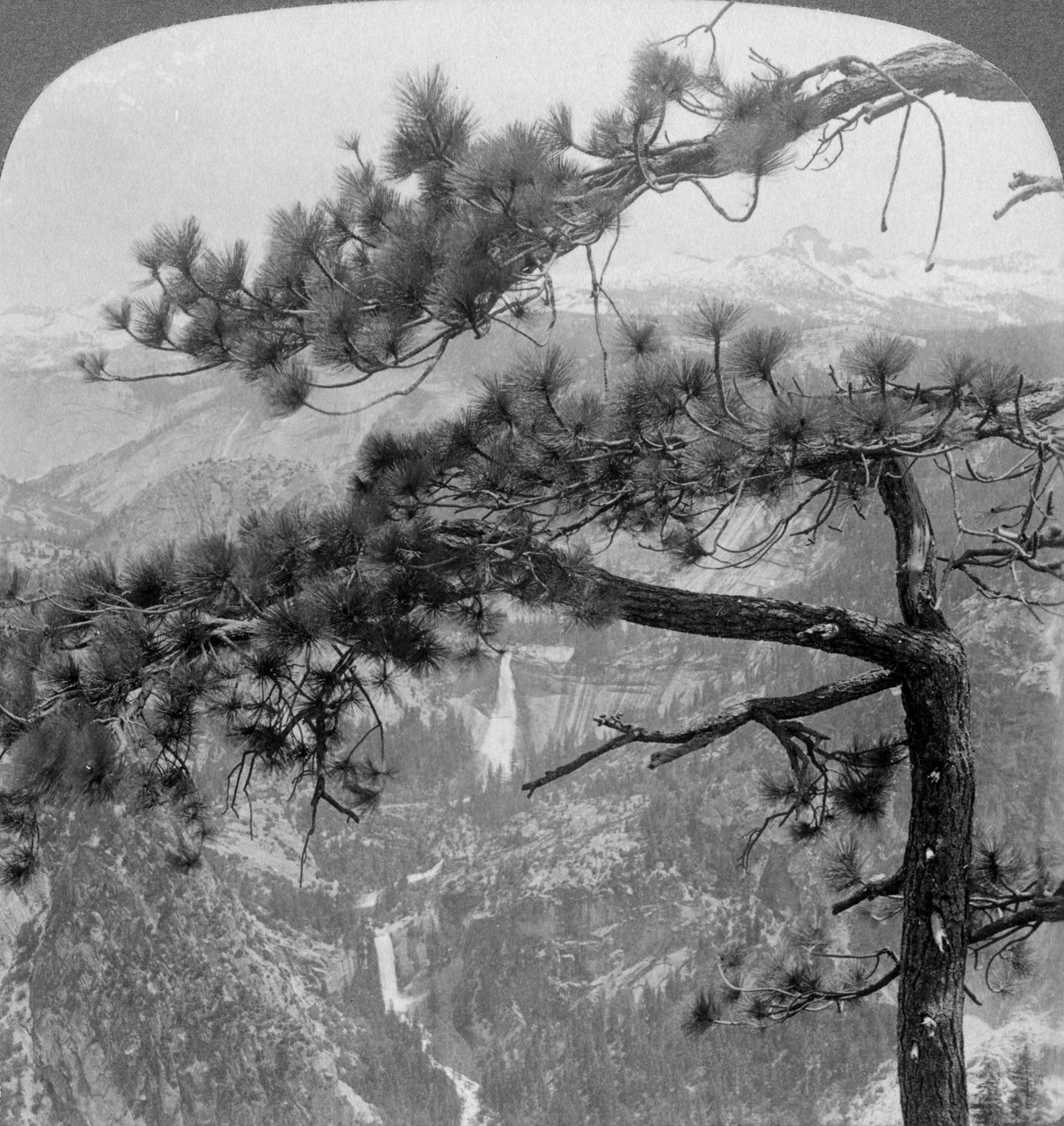Nevada Falls, Vernal Falls és Liberty Cap, Yosemite Valley, California, USA, 1902 alkotó: Underwood and Underwood