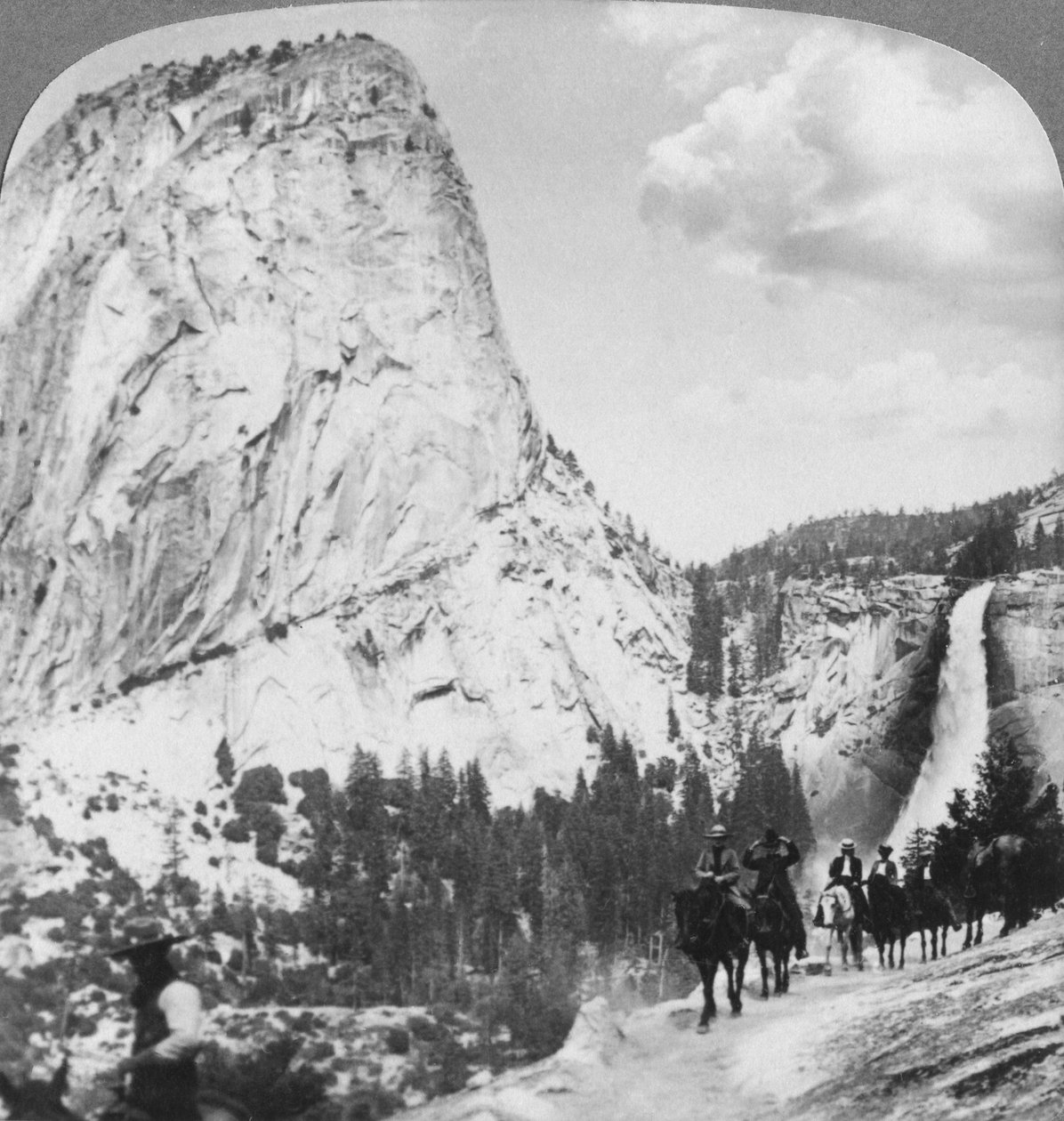 Nevada Falls és Liberty Cap egy ösvényről, Yosemite Valley, California, USA, 1902 alkotó: Underwood and Underwood