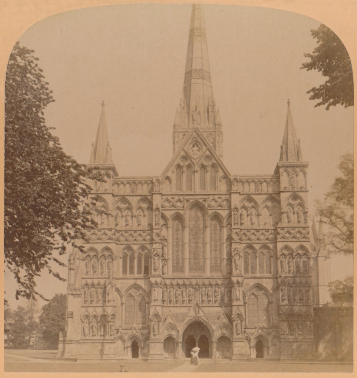 Az 1220-ban alapított salisburyi gótikus katedrális északnyugati homlokzata, Anglia, 1900. alkotó: Underwood and Underwood