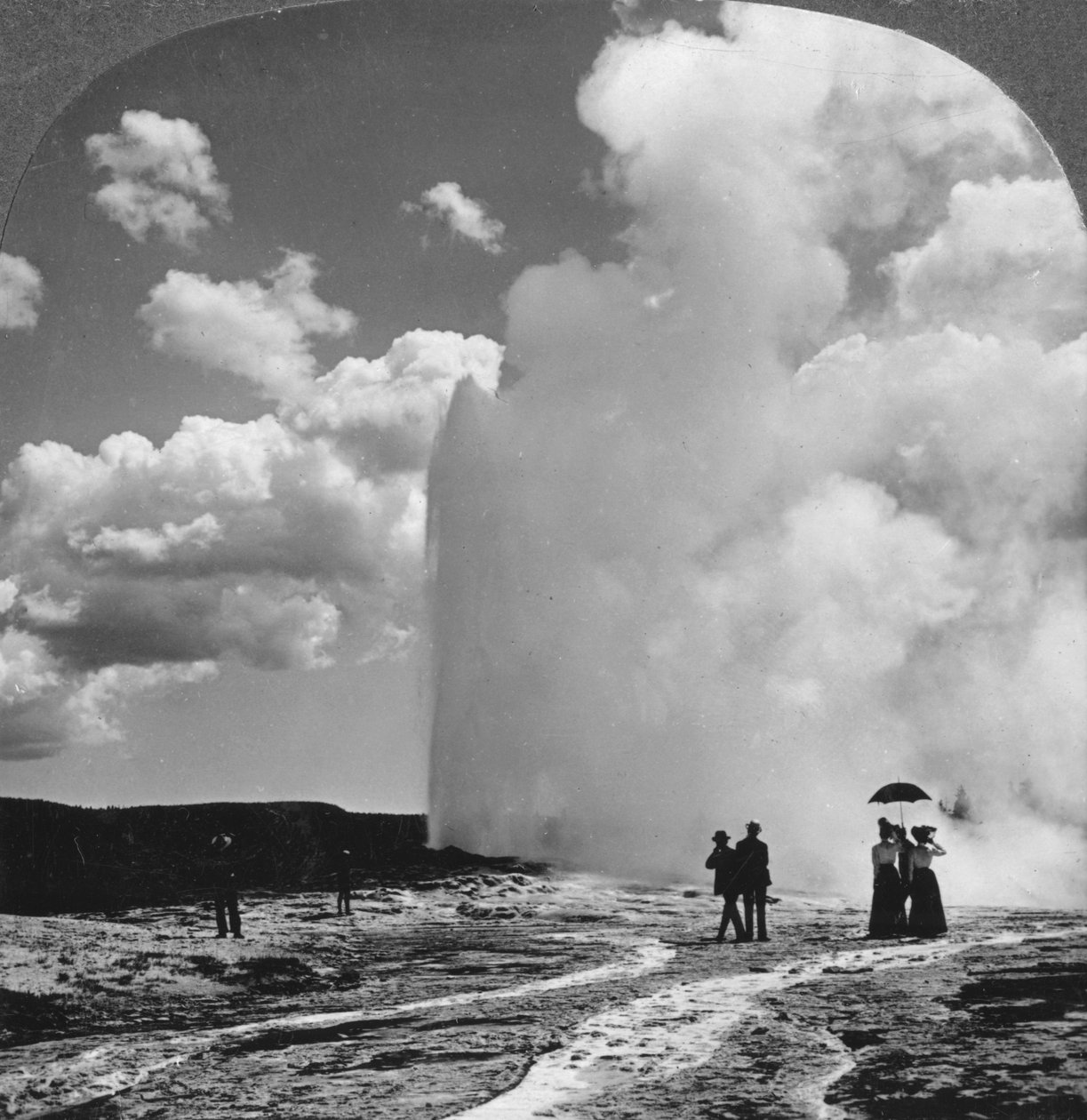 Old Faithful gejzír, Yellowstone Nemzeti Park, USA, 19. század eleje. alkotó: Underwood and Underwood